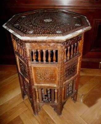 masă; măsuță