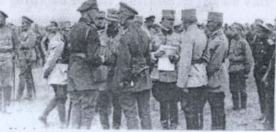 fotografie; M.S. Regele decorează ofițerii din Divizia VIII rusă