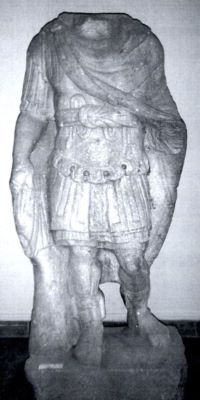 Statuie de împărat roman acefală