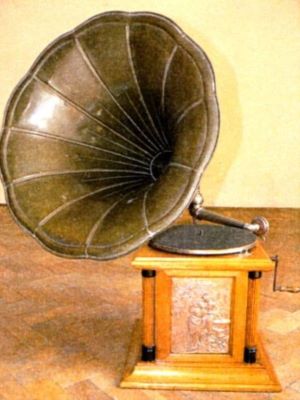 patefon; gramofon cu pâlnie exterioară