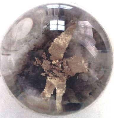 aur; cuarț și sulfuri metalice, pe soclu de alabastru