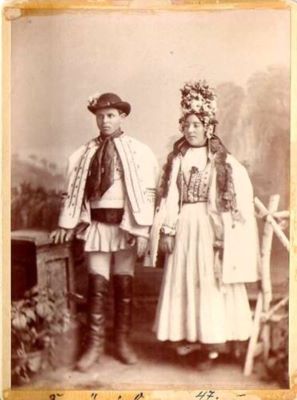 fotografie - Asbóth, Kamilla; Pereche de miri români din zona Sibiu în costume de sărbătoare