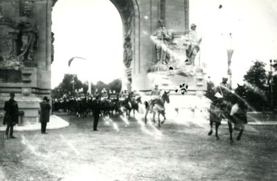 clișeu; Momentul de început al paradei pe sub Arcul de Triumf