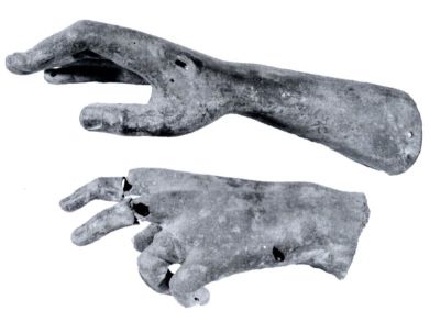 fragment statuie monumentală antropomorfă; Statuie monumentală - mâini