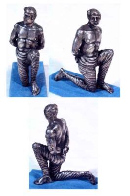 statuetă; captiv îngenuncheat