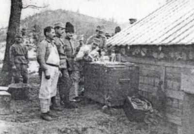 fotografie; Grup de soldați, cofetari, decorând torturi cu ocazia Anului Nou