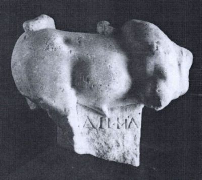 statuetă; Soclu paralelipipedic și taur (păstrat parțial)