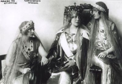 fotografie - Mandy & Lonyai; Regina Maria a României, alături de fiicele sale, Regina Elisabeta a Greciei și regina Maria a Iugoslaviei, la Marea Încoronare de la Alba-Iulia, din 15 octombrie 1922