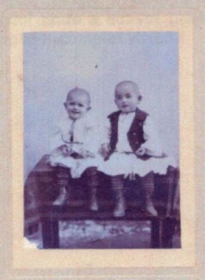fotografie - Fischer, Emil; Doi băieți în costume populare românești din Poiana Sibiului