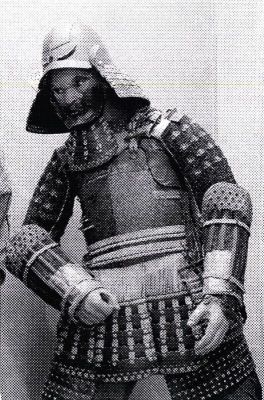 mulaj; Japonez cu costum de samurai