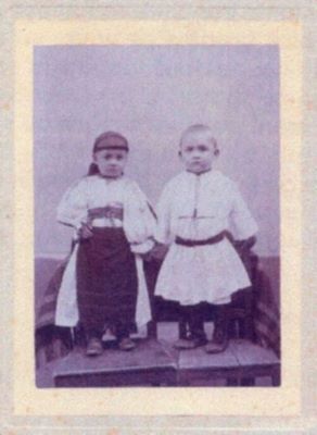 fotografie - Fischer, Emil; Fetiță și băiețel în costume populare românești din Poiana Sibiului