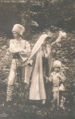 carte poștală ilustrată - A. Brand; Regina Maria cu fiii săi, principii Carol și Nicolae