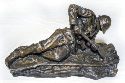 statuetă - Han, Oscar; Soldat român săpând-și adăpostul individual 1916-1918