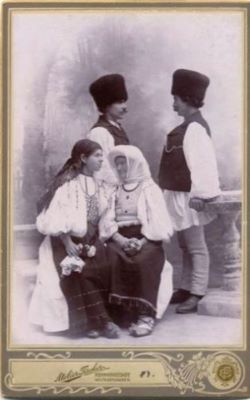 fotografie - Fischer, Emil; Două perechi de români în costume populare de sărbătoare