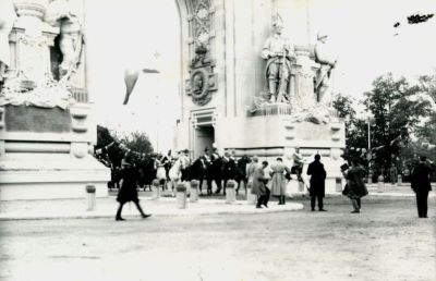 clișeu; Începutul paradei din București, organizată cu ocazia Serbărilor Încoronării