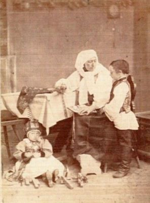 fotografie - Asbóth, Kamilla; Femeie cu doi copii în costume săsești din Slimnic