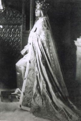 fotografie - Guggenberger, Marovits; Regina Maria a României, la Marea Încoronare de la Alba-Iulia, din 15 octombrie 1922