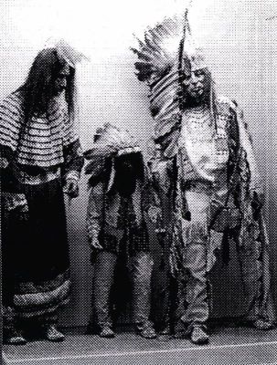 mulaj; Familie de indieni Sioux cu costum tradițional