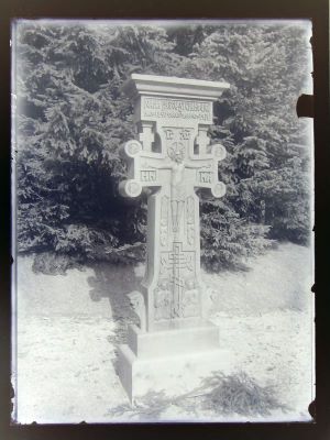 clișeu - Emil Fischer; Cruce din lemn sculptat