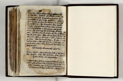carte veche - Editorul cărții este mitropolitul Daniil al Țării Românești. Ediția din 1720 are la bază traducerea lui Antim Ivireanul din 1712; Octoih, acum a doua oară tălmăcit pre limba rumânească, spre înțeleagerea de obște și Tipărit la întâiul an al înălțatei domnii, a prea Luminatului oblăduitoriu a toată Țara Rumânească, Ioann Nicolae Alexandru Voevod