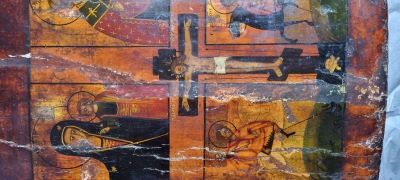 Icoană pe lemn; Răstignirea cu patru scene iconografice: 1) Maica Domnului cu Pruncul; 2) Sf. Nicolae; 3) Sf. Gheorghe; 4) Sf. Dumitru