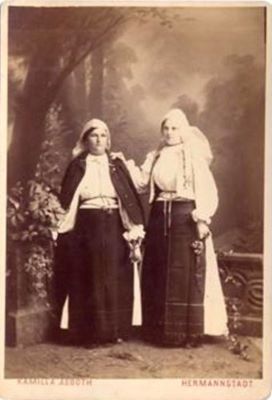 fotografie - Asbóth, Kamilla; Două românce în costume populare de sărbătoare