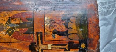 Icoană pe lemn; Răstignirea cu patru scene iconografice: 1) Maica Domnului cu Pruncul; 2) Sf. Nicolae; 3) Sf. Gheorghe; 4) Sf. Dumitru