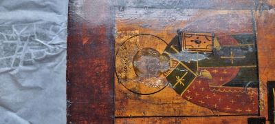 Icoană pe lemn; Răstignirea cu patru scene iconografice: 1) Maica Domnului cu Pruncul; 2) Sf. Nicolae; 3) Sf. Gheorghe; 4) Sf. Dumitru