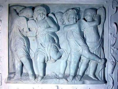 basorelief; Îngeri dansând