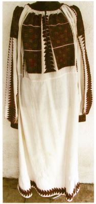 cămașă femeiască cu poale - anonim; Ie cu fuști pe grena