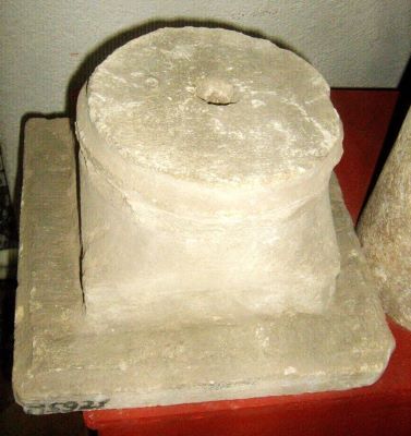 necunoscut; capitel