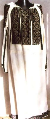 cămașă femeiască cu poale; Ie cu fir metalic și arnici negru