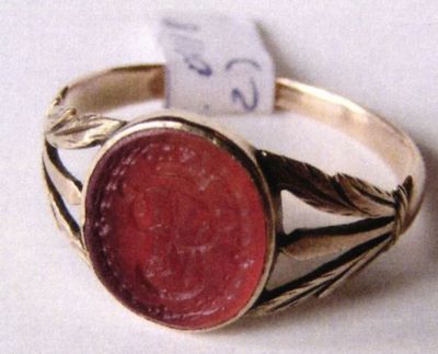 Inel sigilar cu piatră semiprețioasă incizată cu inițialele „M.E.”