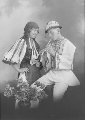 clișeu - Emil Fischer; Pereche de tineri în port popular românesc