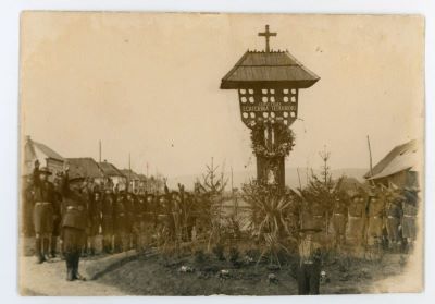 fotografie; Cercetași la troița ridicată în memoria Ecaterinei Teodoroiu