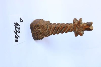 pristolnic; pecetar cruce-arbore