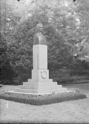 clișeu - Emil Fischer; Bustul lui Mihai Eminescu din Sibiu