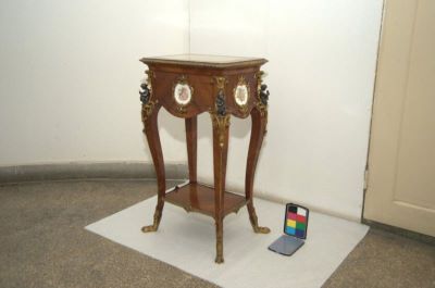 Măsuță; casetă de bijuterii