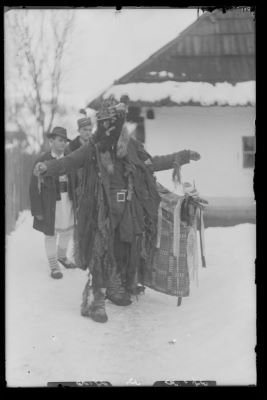 Clișeu pe sticlă - Adolph Chevallier; Cu capra de Anul Nou