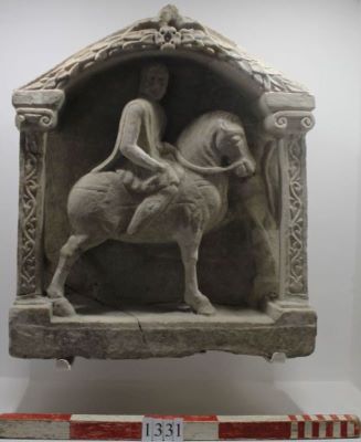 Aediculă; Altorelief Cavalerul Trac