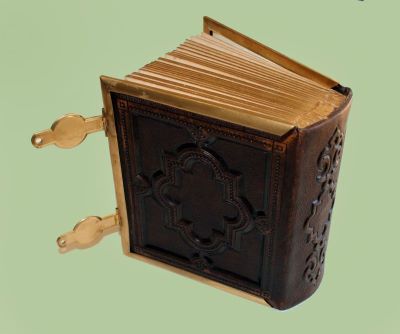 Vichen (1820-1902), Hovsep (1830-1908) și Kevork Abdullah (1839-1918); Albumul oferit lui Alexandru Ioan Cuza în anul 1864 de către sultanul Abdul Aziz