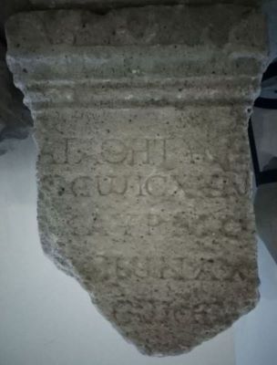 Altar funerar cu inscripție