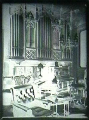 Clișeu pe sticlă; Salon destinat concertelor