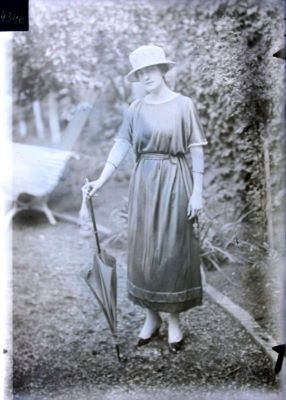 Clișeu pe sticlă; Tânără la plimbare în parc