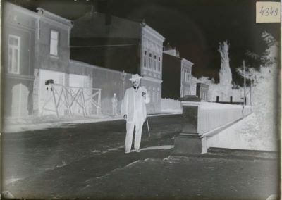 Clișeu pe sticlă; Bărbat pe o stradă cu clădiri