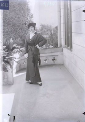 Clișeu pe sticlă; Tânără pe veranda unei case