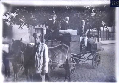 Clișeu pe sticlă; Patru bărbați într-o căruță