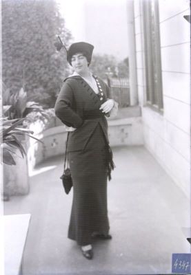 Clișeu pe sticlă; Tânără pe veranda unei case