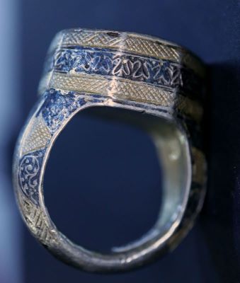 Inel cu gemă; Inelul cu pecete al comisului Dragomir