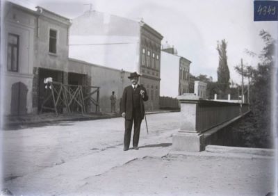 Clișeu pe sticlă; Bărbat pe o stradă cu clădiri